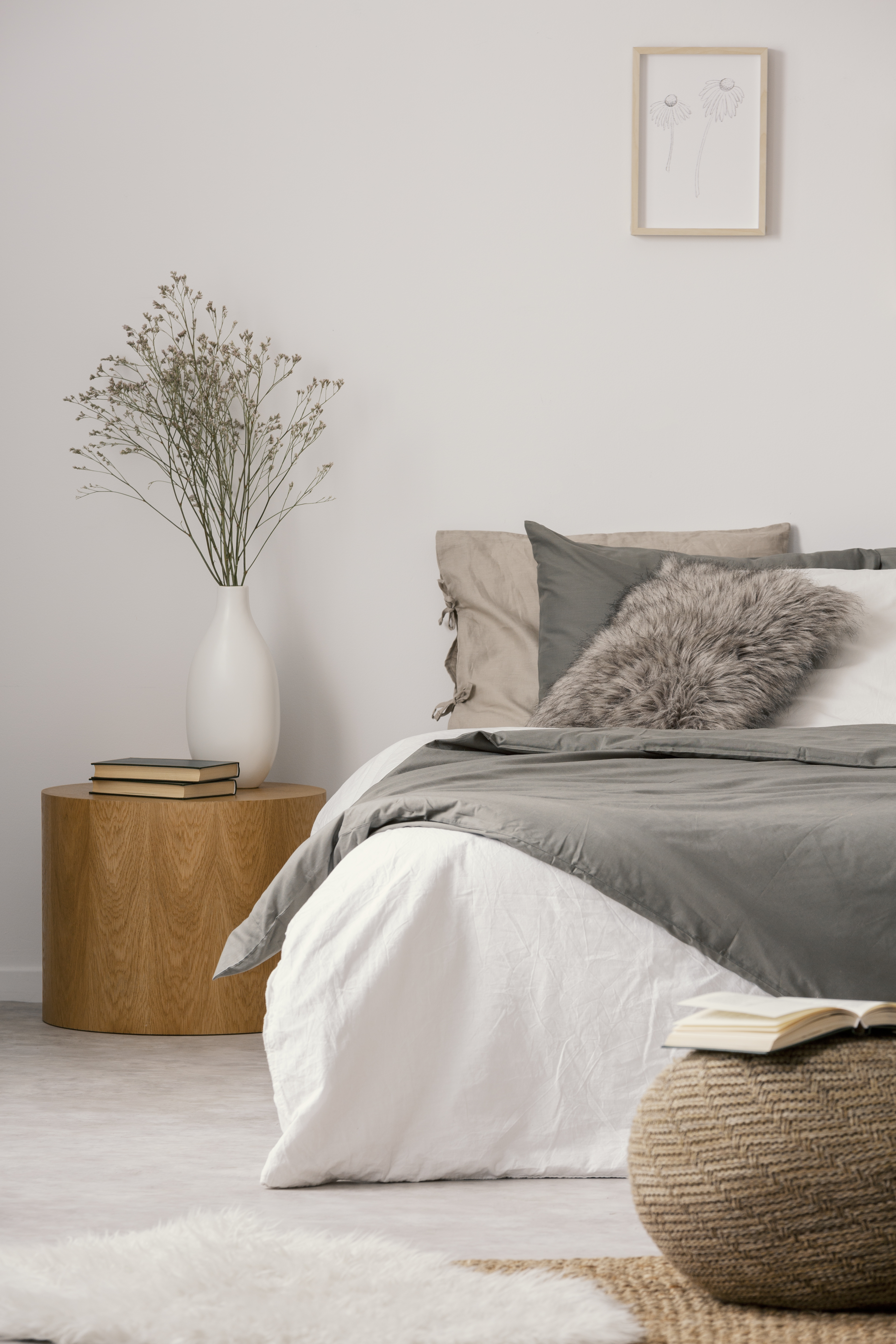 Elegantes Bett mit Holznachttisch